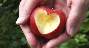 Æble skåret i hjerteform.