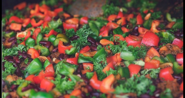 Salat med bønner, peberfrugt og tomater.